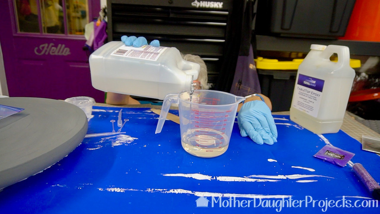 How to Epoxy a Tabletop - Mother Daughter Projects