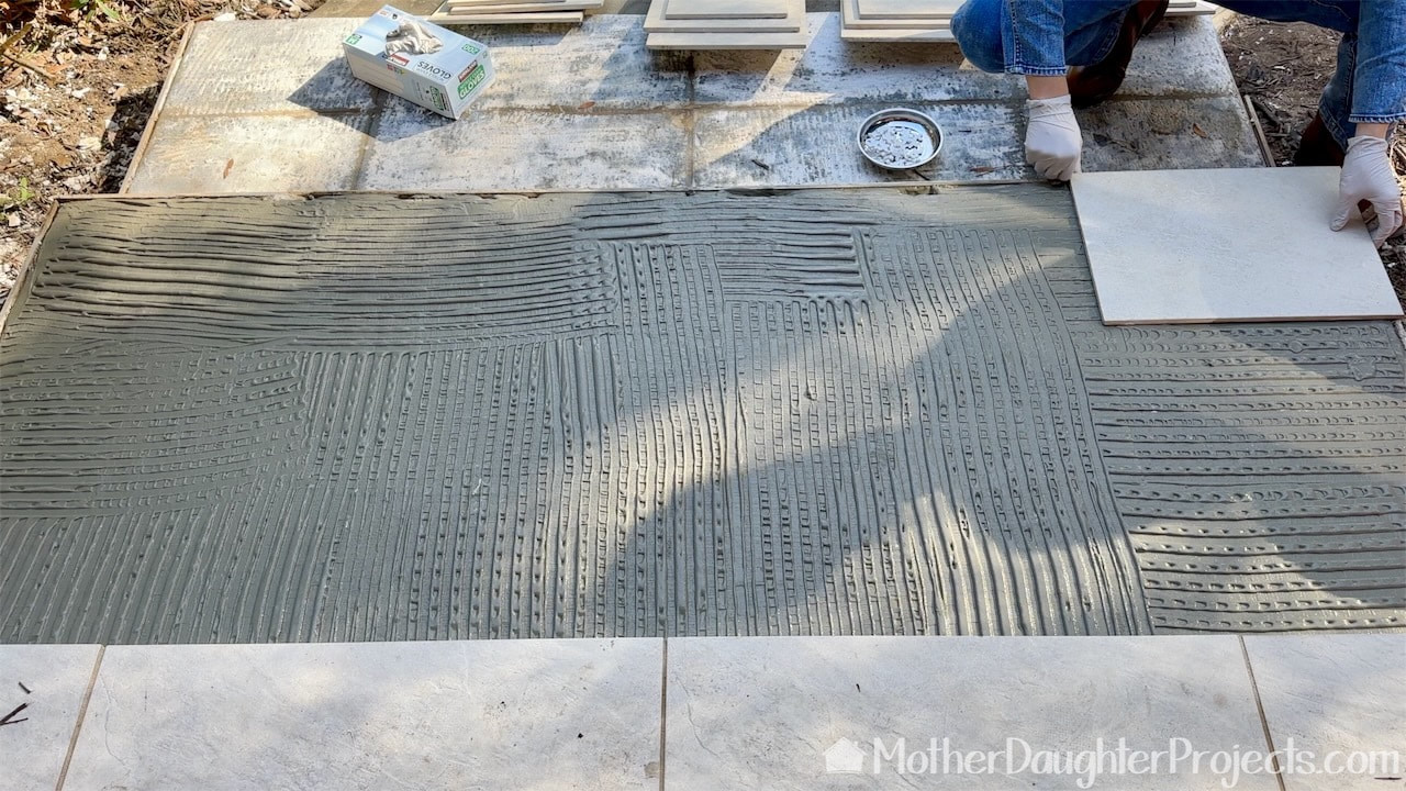 How to tile starting with a layer of mortar. 