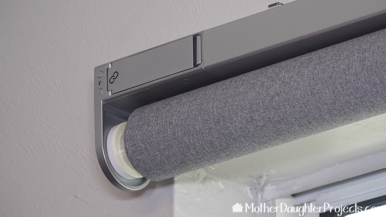 The FYRTUR blackout roller blind move ups and down smoothly.