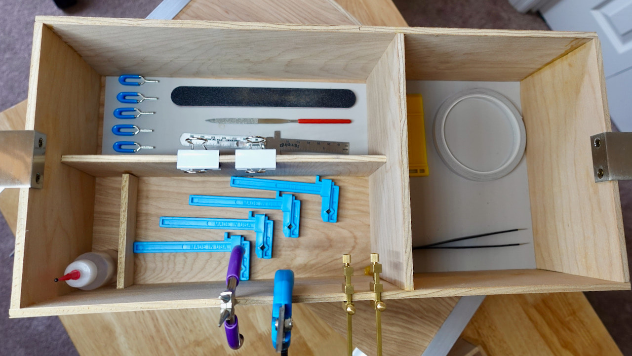 During building the tools in the middle box are placed on the edge to make it easy to grab them when needed.