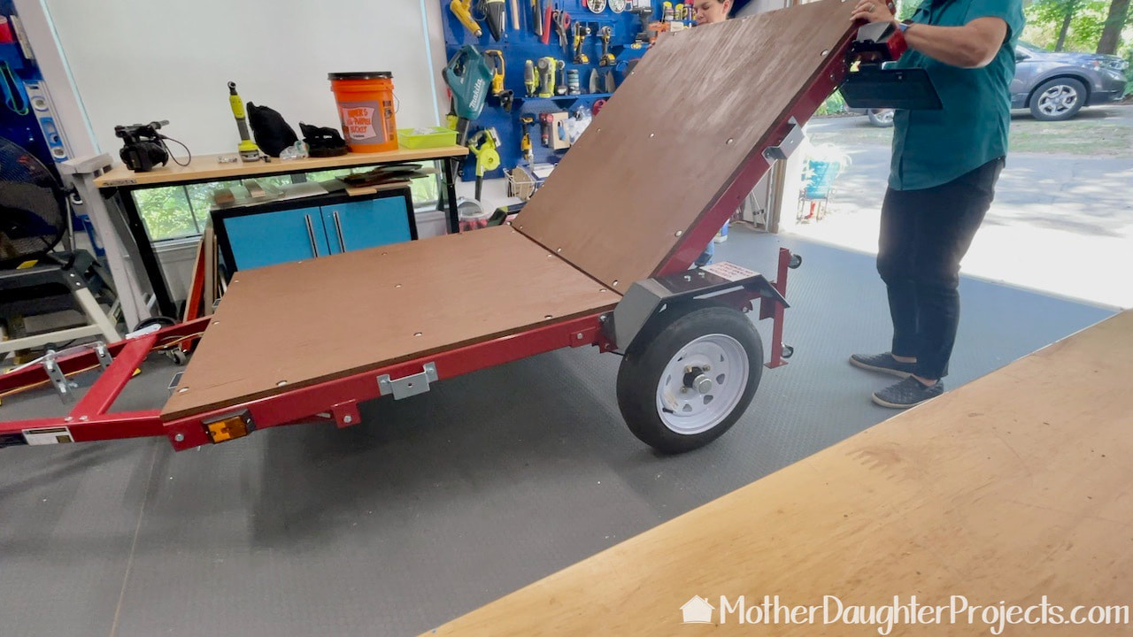 How to fold the Harbor Freight utility trailer.