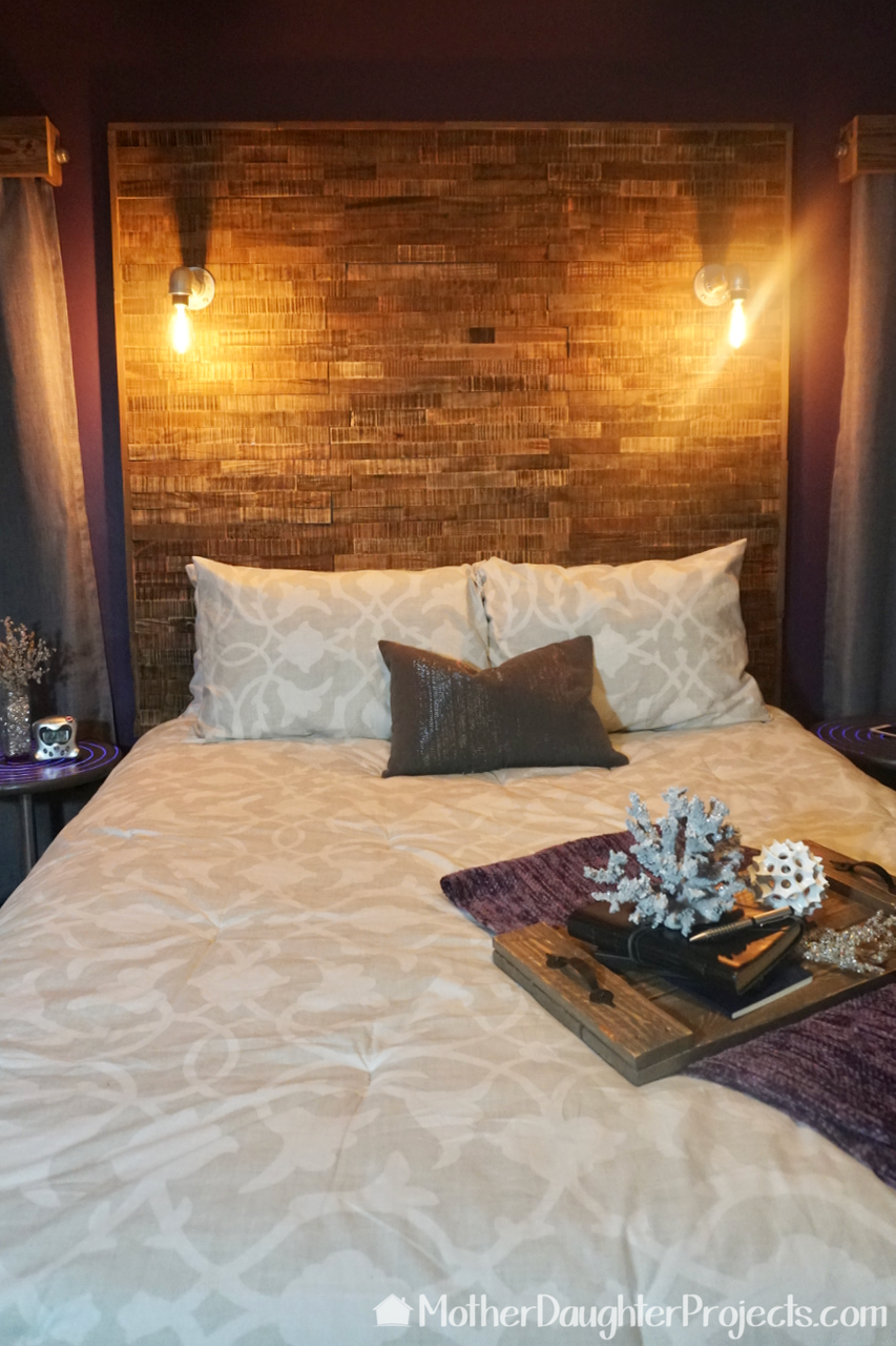 See how to use peel and stick wood tile to make a rustic/ industrial headboard. Mix pallet board and metal/steel pipes for this great bedroom decor! 