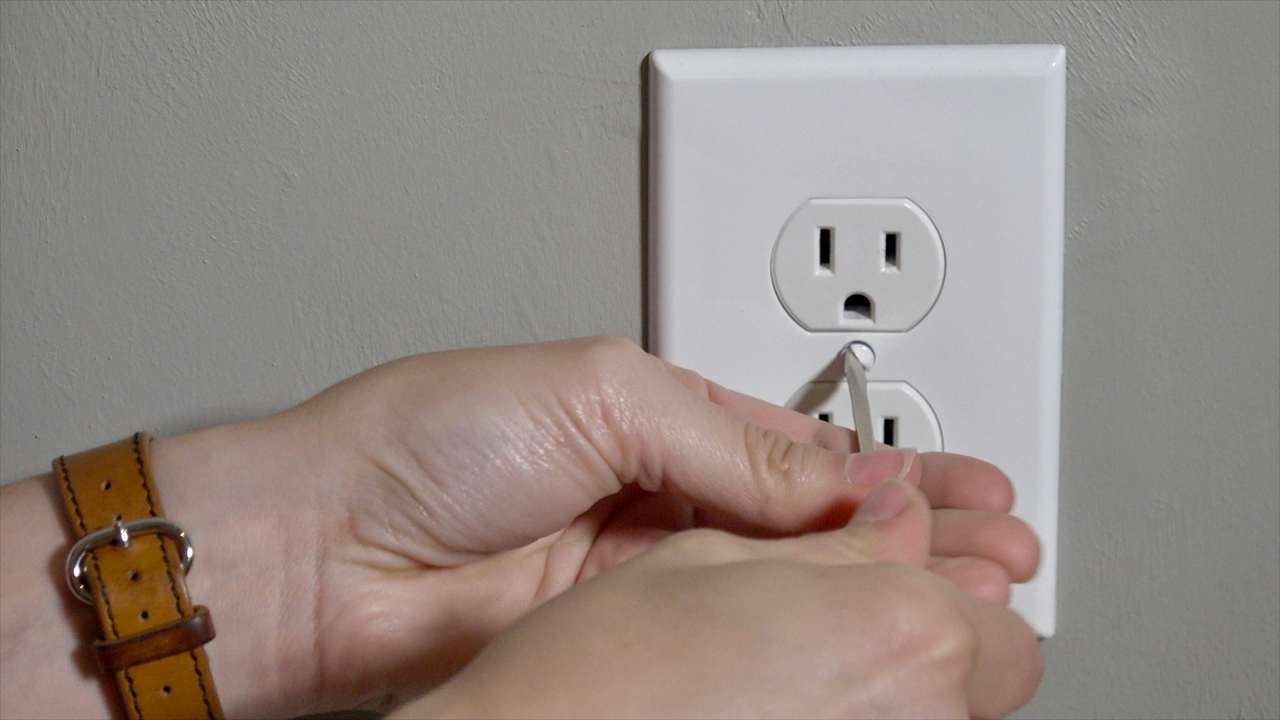 Learn how to add a USB port to your outlet with the SnapPower outlet cover. No special tools or skills needed!