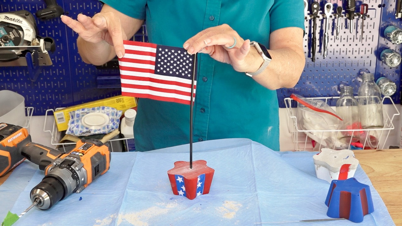 The 4th of July holder can display a flag on a table or hold a burning sparkler outside. 